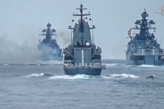 Selon le ministère russe de la Défense qui a publié ces photos, ces navires réalisent des exercices en Mer Noire. Des manoeuvres qui simulent une action visant à sceller une partie de la mer Noire après que Moscou a déclaré de vastes zones dangere...